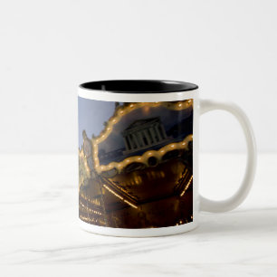 Caneca De Café Em Dois Tons Carrossel pela Torre Eiffel à noite,