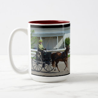 Caneca De Café Em Dois Tons Carruagem do monte da noz que conduz a mostra do