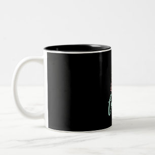 Caneca De Café Em Dois Tons Casal Oferece Todo O Comboio De Amor
