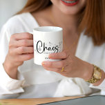Caneca De Café Em Dois Tons Casamento do Coordenador do Caos<br><div class="desc">Celebrar o planejador de casamento difícil em sua vida com nosso Coordenador do Caos Casando com Mug de Café de Dois Toneladas. Esta caneca preta e branca apresenta uma design feminina e moderna, mostrando a frase "Coordenador do Caos" em tipografia de escrita lúdica e uma ilustração encantadora. Ele faz um...</div>