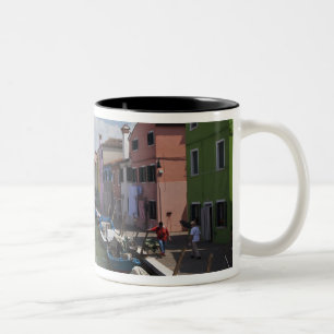 Caneca De Café Em Dois Tons Casas coloridas ao longo do canal na ilha de