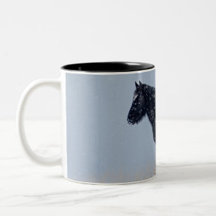 Caneca De Café Em Dois Tons Cavalo Selvagem em uma Tempestade de Neve