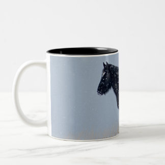 Caneca De Café Em Dois Tons Cavalo Selvagem em uma tempestade de neve
