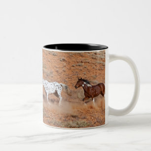 Caneca De Café Em Dois Tons Cavalos percorrendo o Big Horn MT de Shell Wyoming