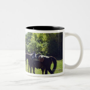 Caneca De Café Em Dois Tons Cavalos que andam em uma linha