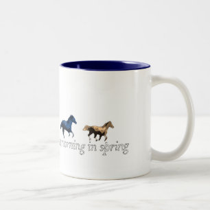 Caneca De Café Em Dois Tons cedo uma manhã