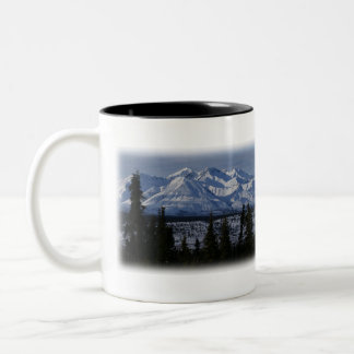 Caneca De Café Em Dois Tons cena colorida de neve na montanha