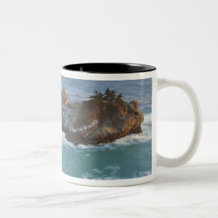 Caneca De Café Em Dois Tons Cenário McWay Falls desaba na praia e 2