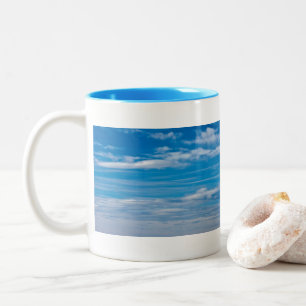 Caneca De Café Em Dois Tons Céu Azul com Listras de Nuvem