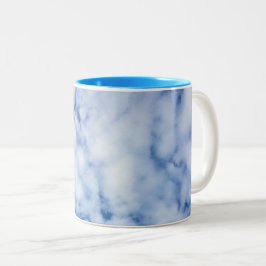 Caneca De Café Em Dois Tons céu azul e nuvens