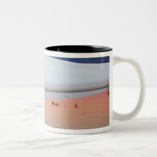 Caneca De Café Em Dois Tons Céu do crepúsculo refletido em poça de água de
