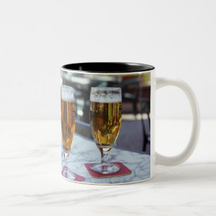 Caneca De Café Em Dois Tons Chablis; duas cervejas geladas a 42 graus em um ve