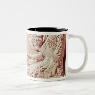 Caneca De Café Em Dois Tons Chapa dos presentes de oferecimento de uma mulher