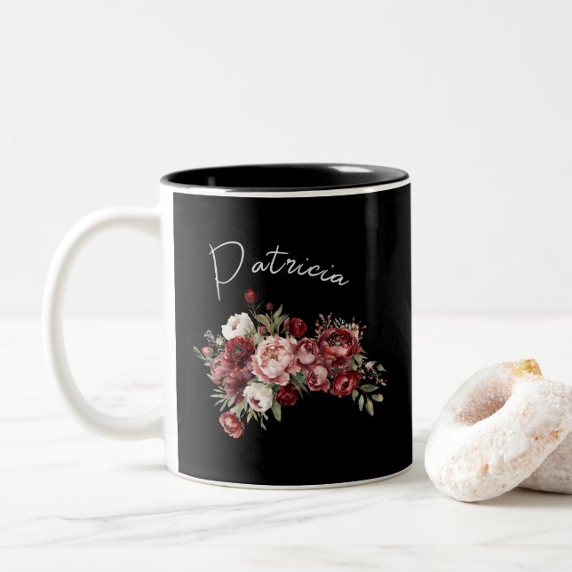 Caneca De Café Em Dois Tons Chic Burgundy Flowers de Nome Personalizado (Com Donut)