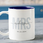 Caneca De Café Em Dois Tons Chic New MRS. Nome Personalizado Data de Casamento<br><div class="desc">Uma caneca de café bonita e moderna que diz a MRS na tipografia moderna em azul empoeirado com o seu nome familiar na caligrafia da Trendy numa caneca de café com duas tonalidades. Adorando o interior cor-de-rosa,  mas disponível em muito mais cores.</div>