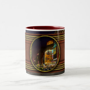 Caneca De Café Em Dois Tons Cidade - Manhattan, NY - Lá vêm as garotas 1953