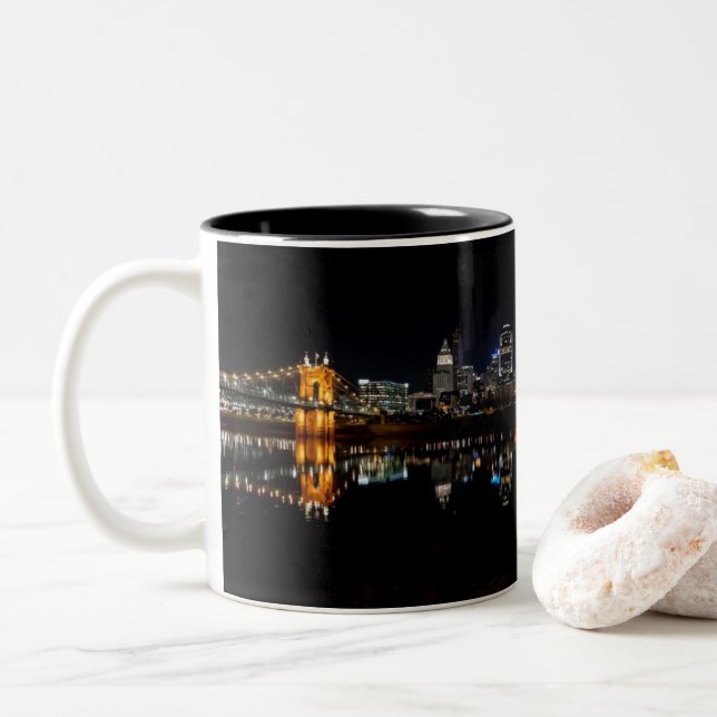 Caneca De Café Em Dois Tons Cincinnati Skyline Mug (Com Donut)