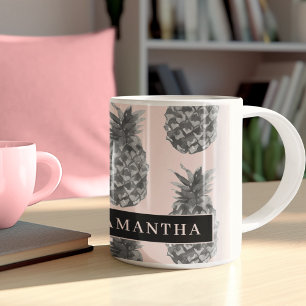 Caneca De Café Em Dois Tons Cinzas Tropicais E Padrão De Abacaxi Rosa Com Nome