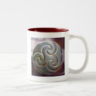 Caneca De Café Em Dois Tons círculo celta triskele gravado