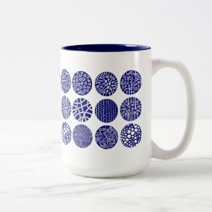 Caneca De Café Em Dois Tons Círculos decorativos - Marinho profundo e branco
