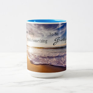 Caneca De Café Em Dois Tons Citação de Cada Dia Tem Algo para Ser Grato