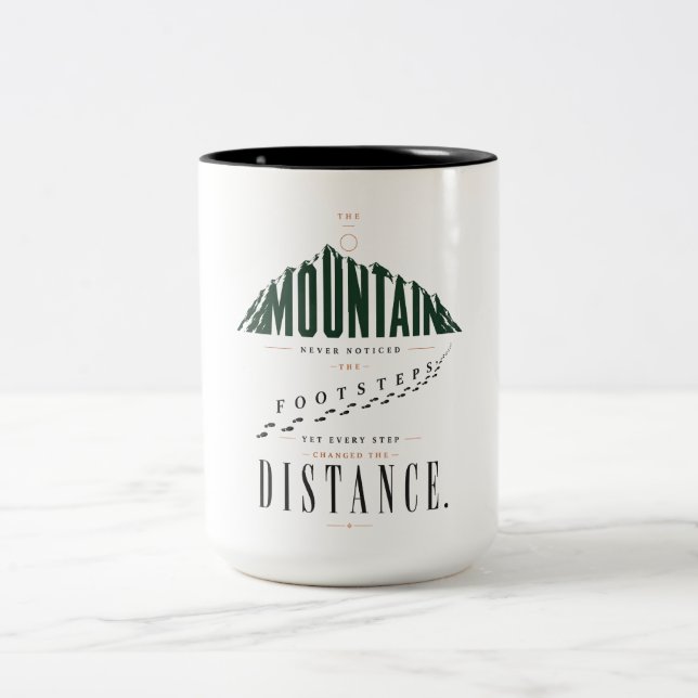Caneca De Café Em Dois Tons Citação de Distância dos Passos da Montanha (Centro)