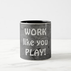 Caneca De Café Em Dois Tons citação de trabalho inspiradora em pedra