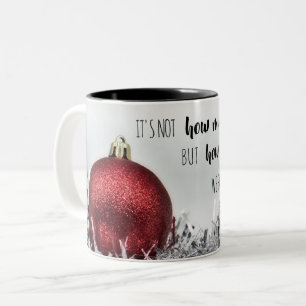 Caneca De Café Em Dois Tons Citação inspiradora com bola de Natal brilhante ve