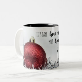 Caneca De Café Em Dois Tons Citação inspiradora com bola de Natal em brilho ve
