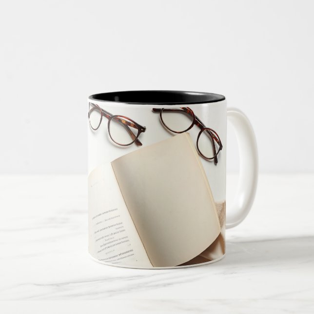 Caneca De Café Em Dois Tons Coffee & Books Mug - Cozy Reading Lover Gift (Frente Esquerda)