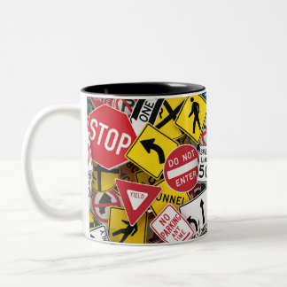 Caneca De Café Em Dois Tons Colagem de Sinal de Estrada Diversão de Instrutor