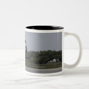 Caneca De Café Em Dois Tons Com a calha de arrasto desenrolada
