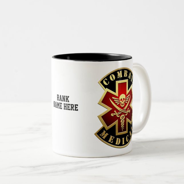 Caneca De Café Em Dois Tons Combate ao crânio e espadas médicas (Frente Esquerda)