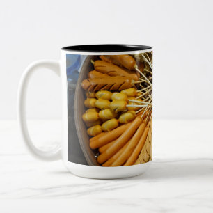 Caneca De Café Em Dois Tons comida de rua de um mercado asiático