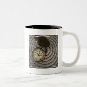 Caneca De Café Em Dois Tons Compasso antigo na plataforma do veleiro
