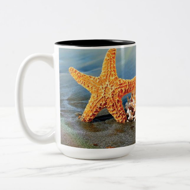 Caneca De Café Em Dois Tons Conchas marítimas e estrelas-do-mar na praia (Esquerda)