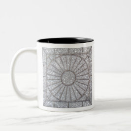 Caneca De Café Em Dois Tons Concreto com um sol esculpido nele