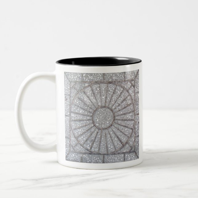 Caneca De Café Em Dois Tons Concreto com um sol esculpido nele (Esquerda)