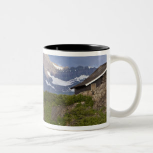 Caneca De Café Em Dois Tons Condutores lideram cordão de cavalos sobre ponte a