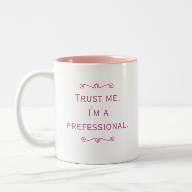 Caneca De Café Em Dois Tons Confie-me. Eu sou um Prefessional. (Rosa) (Esquerda)
