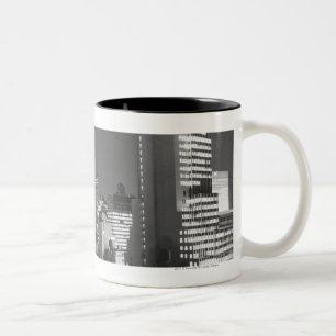 Caneca De Café Em Dois Tons Construções da cidade na noite B&W, vista elevad