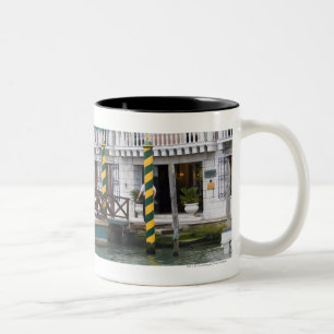 Caneca De Café Em Dois Tons Construções no beira-rio em Veneza, Italia