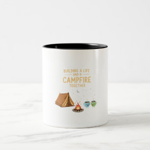 Caneca De Café Em Dois Tons Construindo uma Vida & Fogueira Juntos   Casal Fof