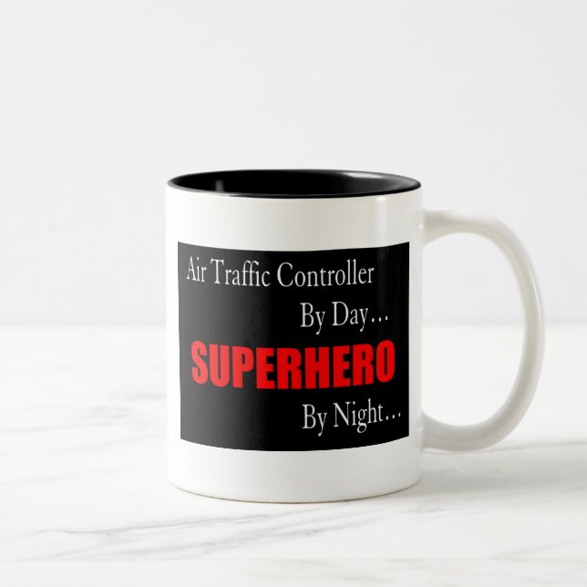 Caneca De Café Em Dois Tons Controlador aéreo do super-herói (Direita)