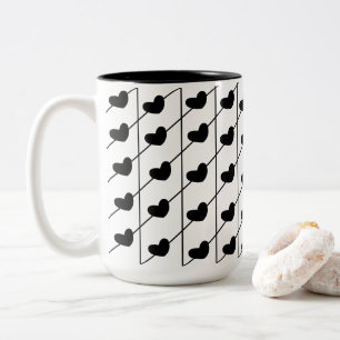 Caneca De Café Em Dois Tons Corações com Listras Pretas