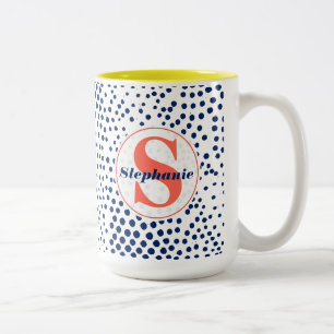 Caneca De Café Em Dois Tons Corações em Monograma Moderno e Pontos Azuis Pad