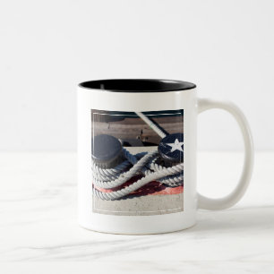 Caneca De Café Em Dois Tons Corda amarrada a dois postes de amarração