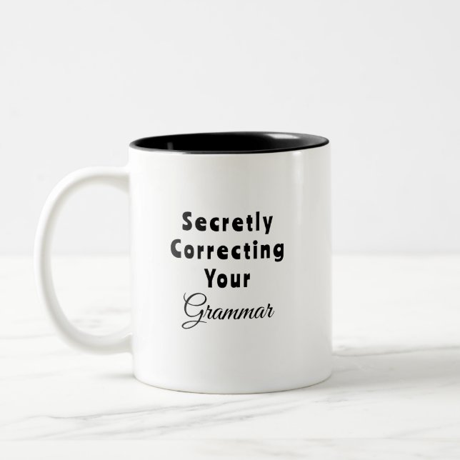 Caneca De Café Em Dois Tons Corrigindo Secretamente Sua Gramática (Esquerda)