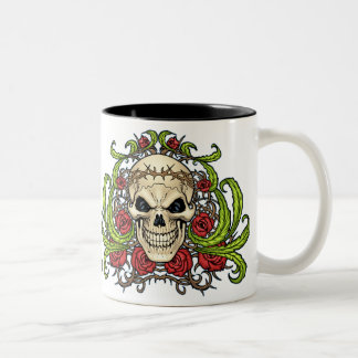 Caneca De Café Em Dois Tons Crânio e rosas com a coroa de espinhos pelo Al Rio