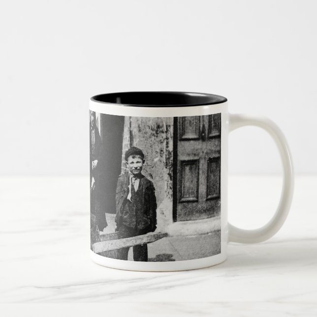 Caneca De Café Em Dois Tons Crianças em um precário de Londres (Direita)